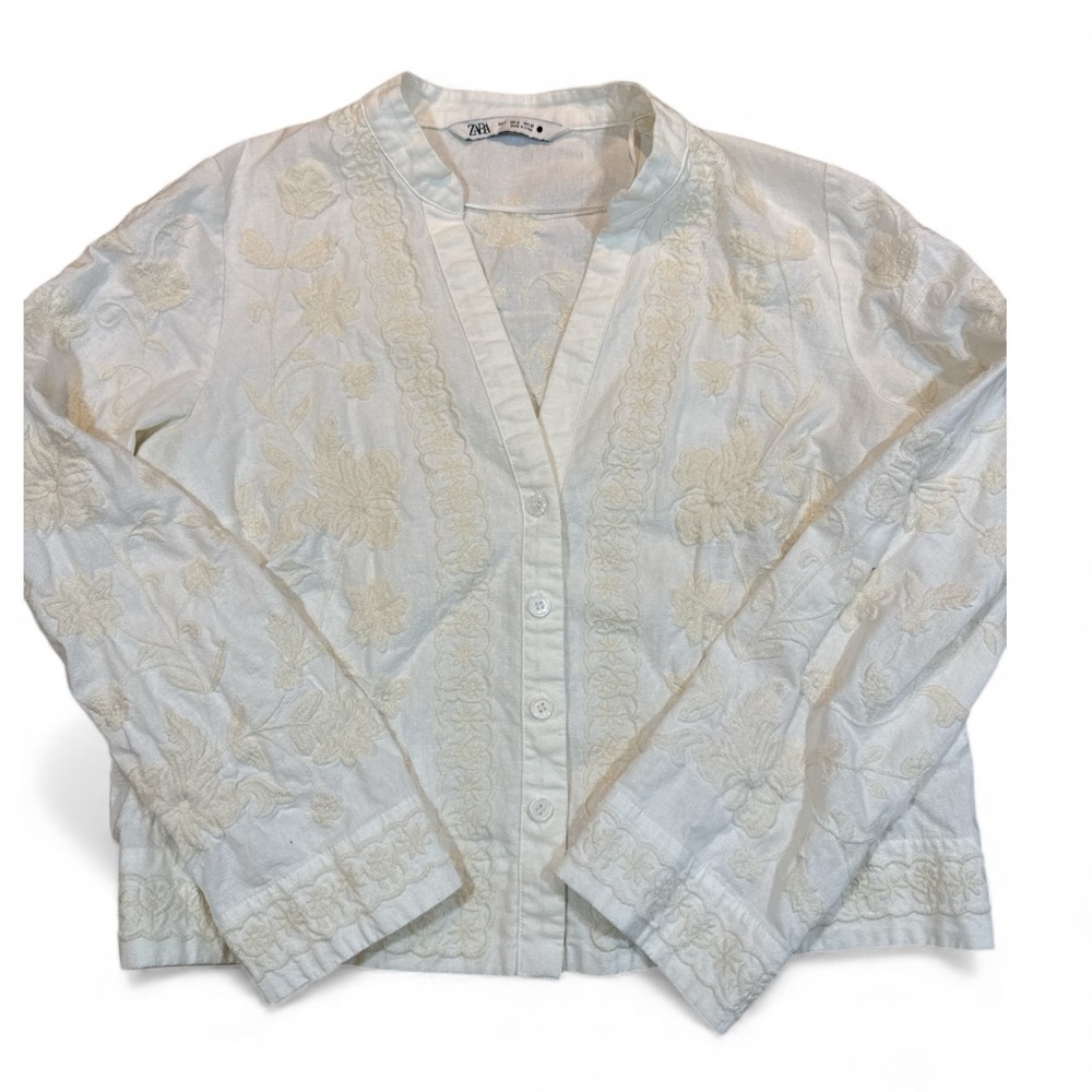 Zara Women’s textured off white floral Embroidered long sleeve top
Size small